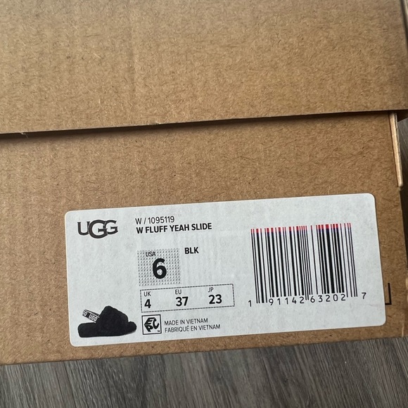 BRAND NEW UGG FLUFF YEAH SLIDES - Picture 1 of 5